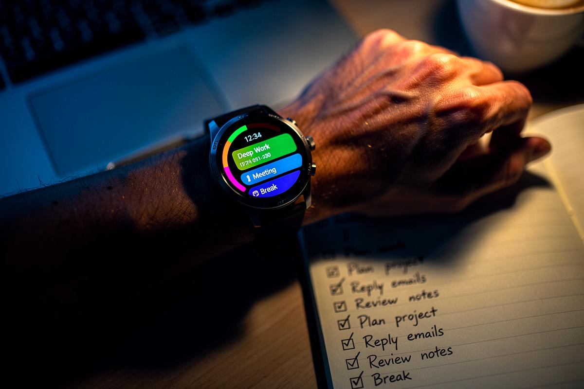Ludzie używają cyfrowych zegarków do planowania dnia, trenerzy produktywności przysięgają na to